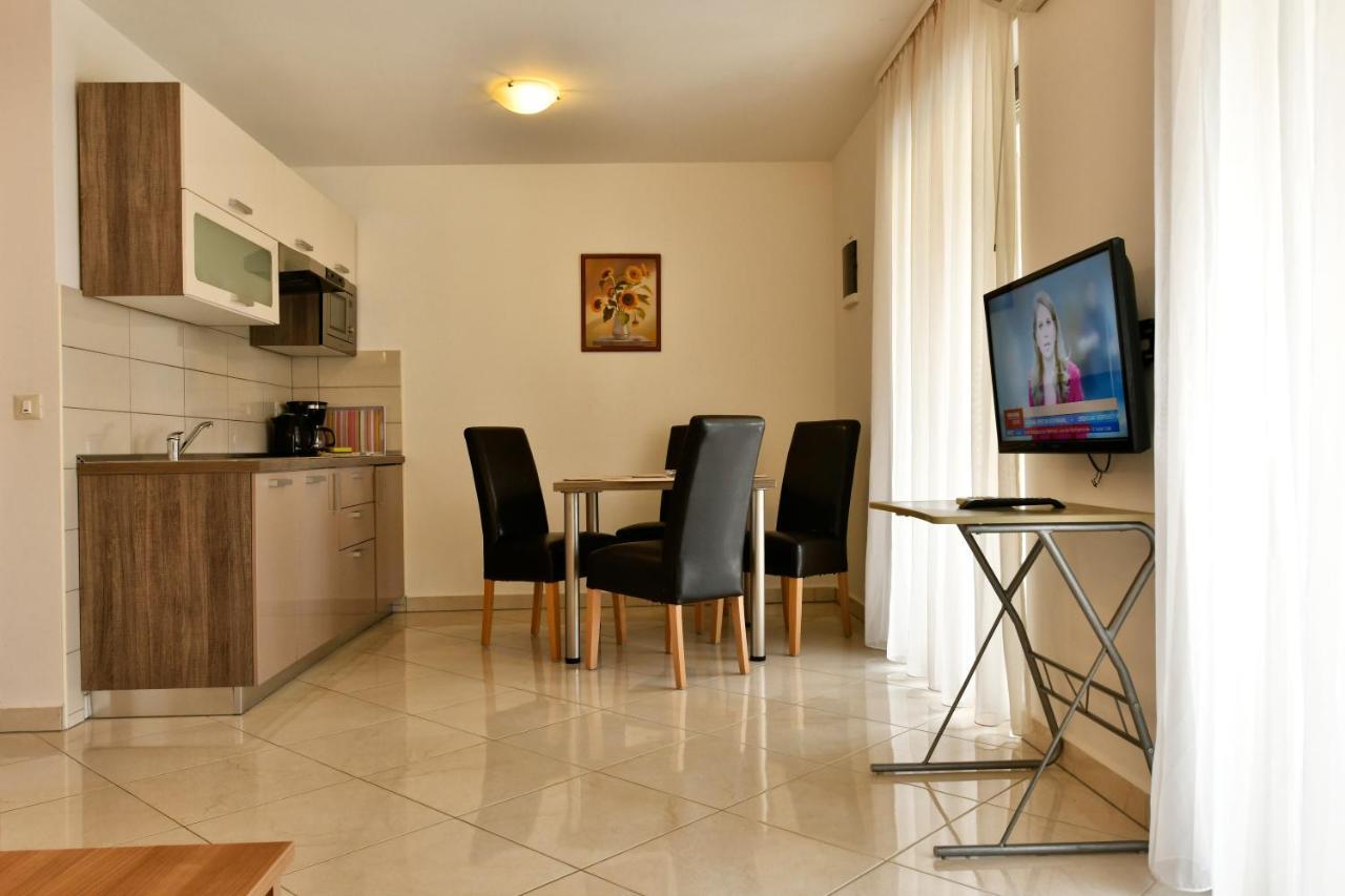 פורץ Apartments Jasmina מראה חיצוני תמונה
