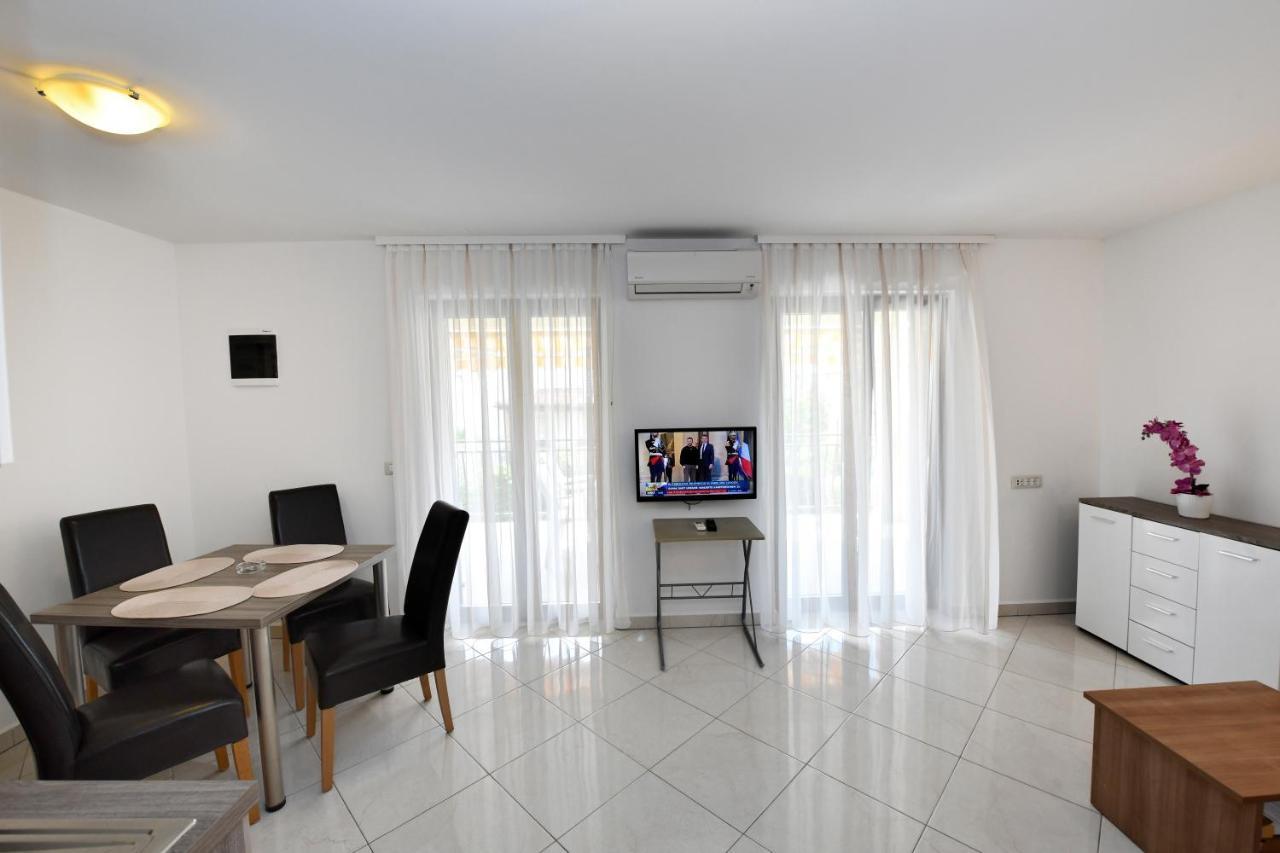 פורץ Apartments Jasmina מראה חיצוני תמונה