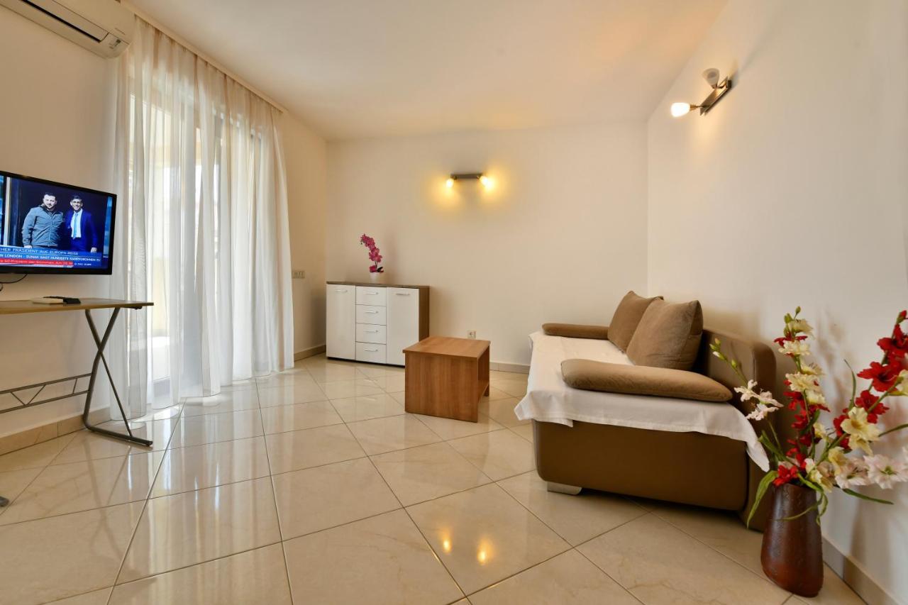 פורץ Apartments Jasmina מראה חיצוני תמונה