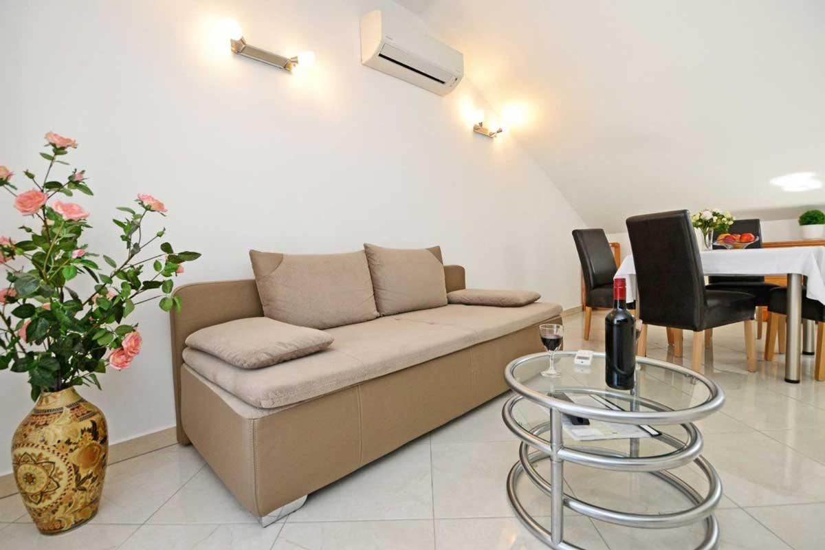 פורץ Apartments Jasmina מראה חיצוני תמונה